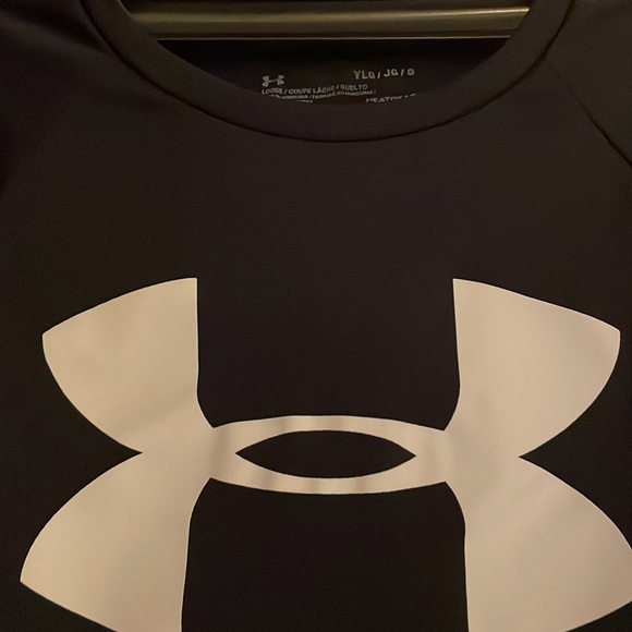 Black under armor boy’s tee - Picture 2 of 3